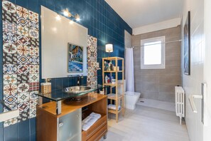 Banheira, secador de cabelo, toalhas de banho 