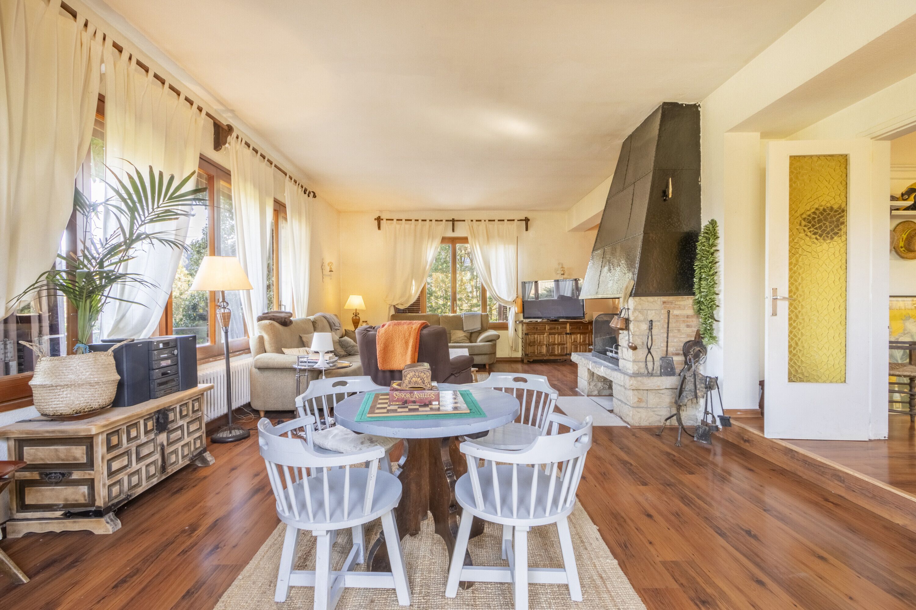 Televisio, takka, DVD-soitin, stereot