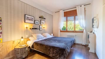 5 bedrooms, iron/ironing board, free WiFi, bed sheets
