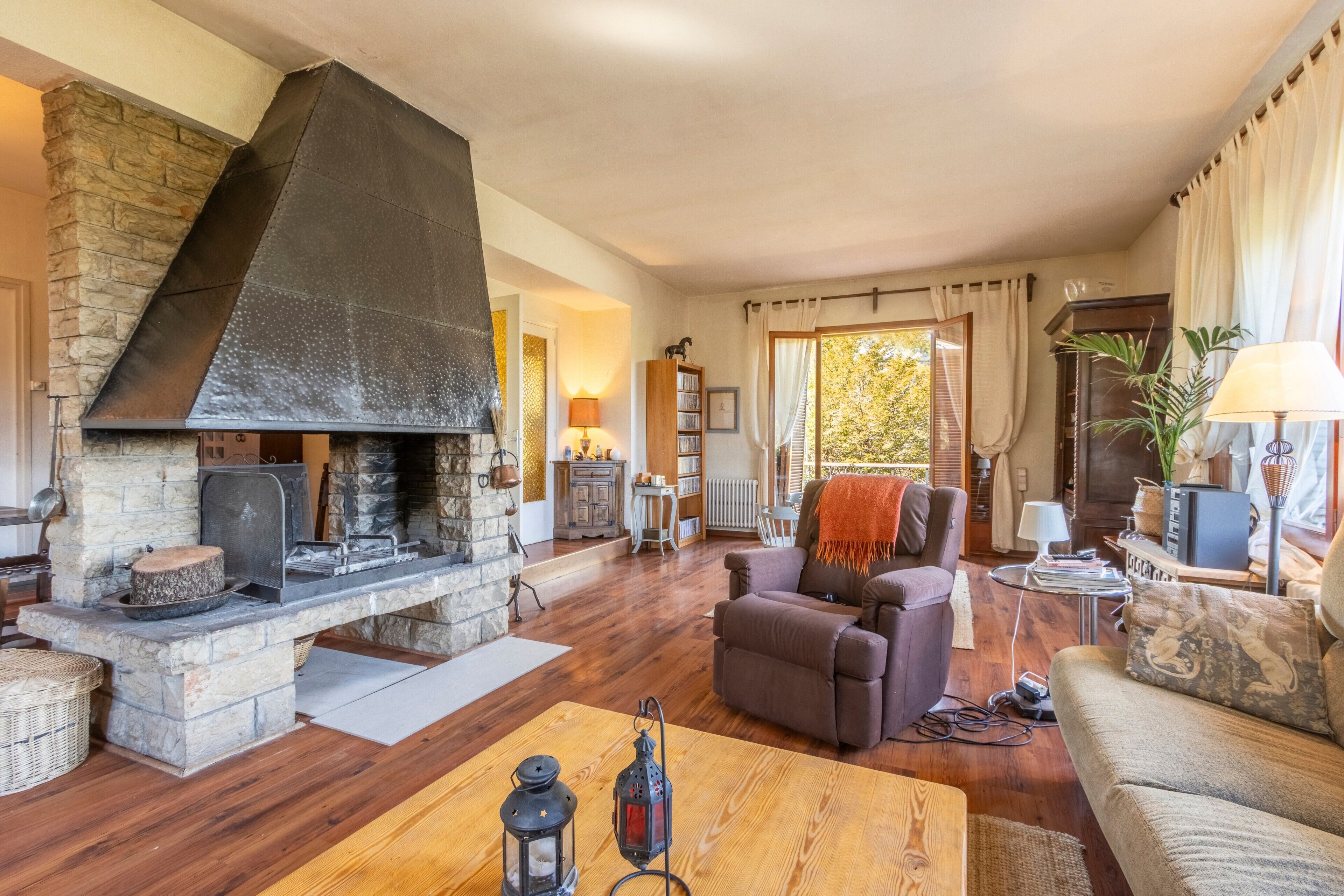 TV, fireplace, DVD player, stereo