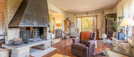 TV, fireplace, DVD player, stereo