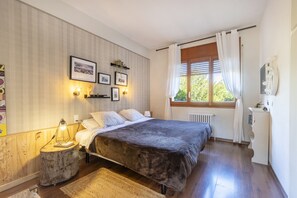 5 dormitoris, planxa i posts de planxar, wifi gratuïta i roba de llit