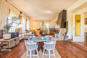 TV, fireplace, DVD player, stereo - Holiday Home Yoar with Mountain Views and Wi-Fi (Sant Llorenc de Morunys)