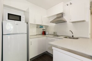 Een koelkast, een microgolfoven, een koffiezetapparaat/waterkoker