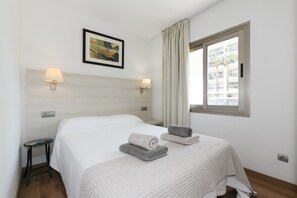 1 chambre, fer et planche à repasser, draps fournis