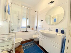 Duschwanne, Haartrockner, Bidet, Handtücher