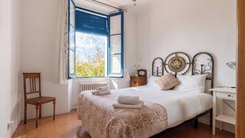 6 bedrooms, iron/ironing board, free WiFi, bed sheets