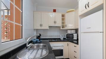 Geladeira, micro-ondas, fogão, lava-louças