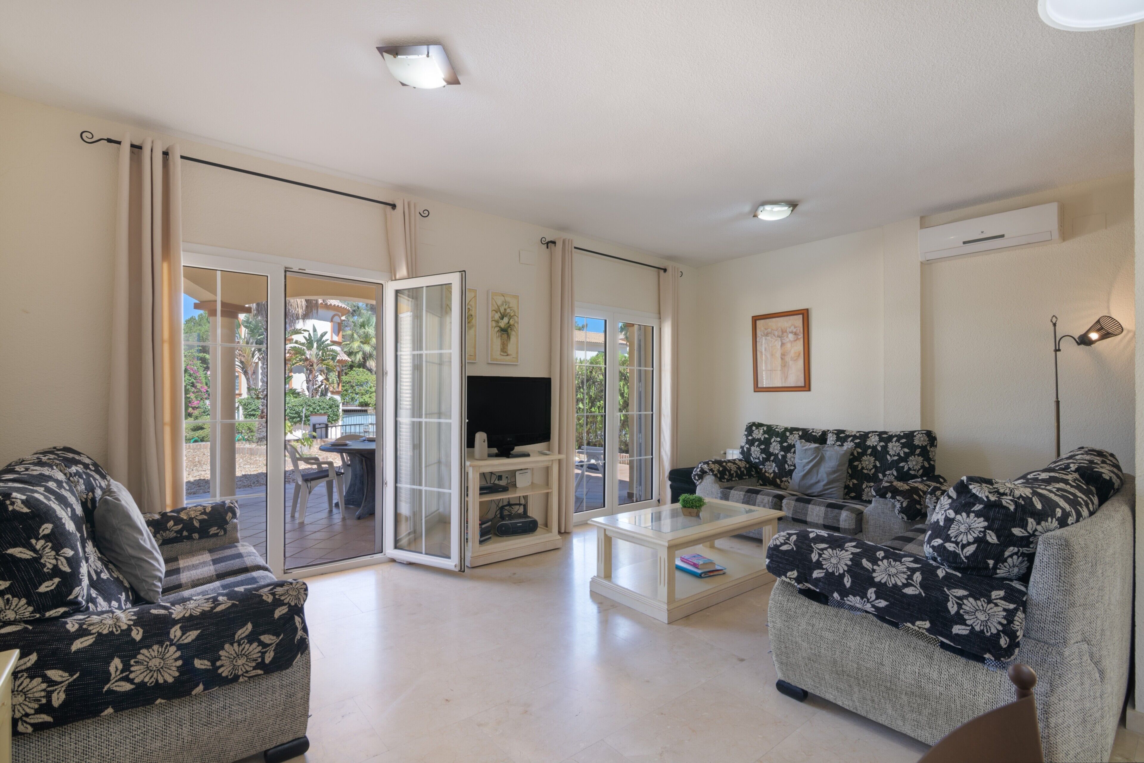 Télévision, lecteur de DVD, chaîne hi-fi