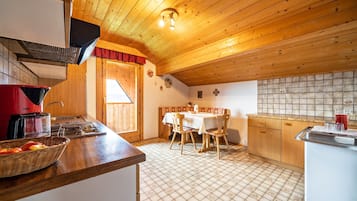 Frigorifero, forno, piano cottura, macchina per tè/caffè