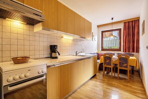 Frigorifero, forno, piano cottura, lavastoviglie