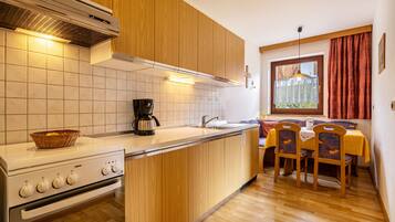 Jääkaappi, uuni, liesi, astianpesukone