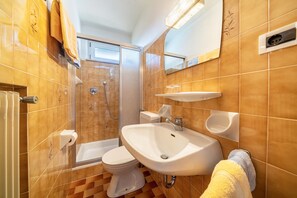 Shower, towels - Holiday Apartment "Rotsteinhof Abendrot" with Balcony & Wi-Fi (Vöran)