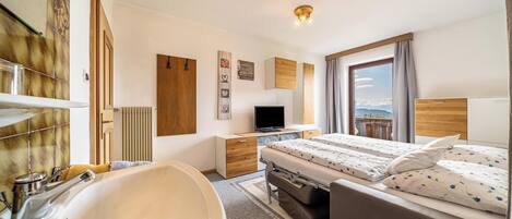 1 bedroom, free WiFi, bed sheets