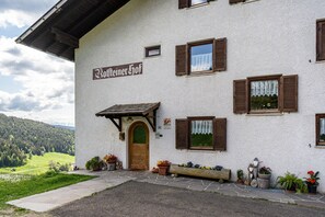 Exterior - Holiday Apartment "Rotsteinhof Abendrot" with Balcony & Wi-Fi (Vöran)