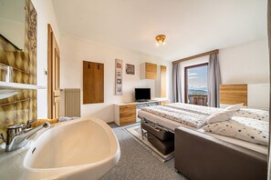 1 bedroom, free WiFi, bed sheets - Holiday Apartment "Rotsteinhof Abendrot" with Balcony & Wi-Fi (Vöran)