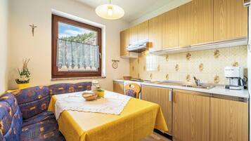 Réfrigérateur, un four, surface de cuisson, lave-vaisselle