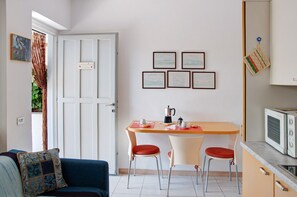 Interior - Apartment 'Casa vacanze al Boschetto' with Terrace and Wi-Fi (La Punta)