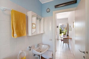 Baignoire, séchoir à cheveux, serviettes fournies