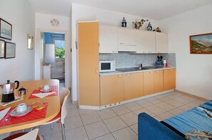 Refrigerador, microondas, placa de cocina, lavavajillas