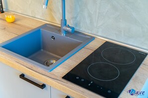 Geladeira, cooktop, torradeira, talheres/pratos/utensílios de cozinha