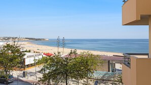 Vista costera con playa, un restaurante llamado 'RESTAURANTE TRES PALMERAS' y un letrero que dice 'OMECARE EMPREVE'.