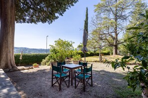 Outdoor dining - Villa Il Frantoio with Shared Pool, Private Terrace & Wi-Fi (Montespertoli)