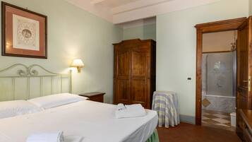 1 habitación, tabla de planchar con plancha, wifi gratis y ropa de cama