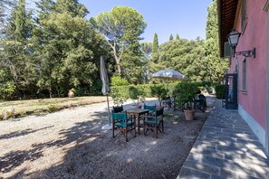 Outdoor dining - Villa Il Frantoio with Shared Pool, Private Terrace & Wi-Fi (Montespertoli)