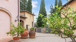 A courtyard with terracotta pots, a building with a sign reading 'Villa Laciola,' and a tall tree. - Villa 'Villa del Fattore' with Shared Pool, Private Terrace & Wi-Fi (Montespertoli)