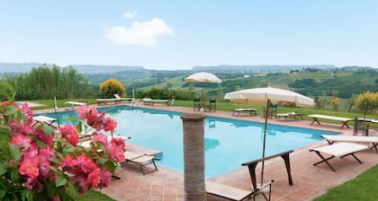Villa 'Villa del Fattore' mit gemeinschaftlich genutztem Pool, privater Terrasse und WLAN