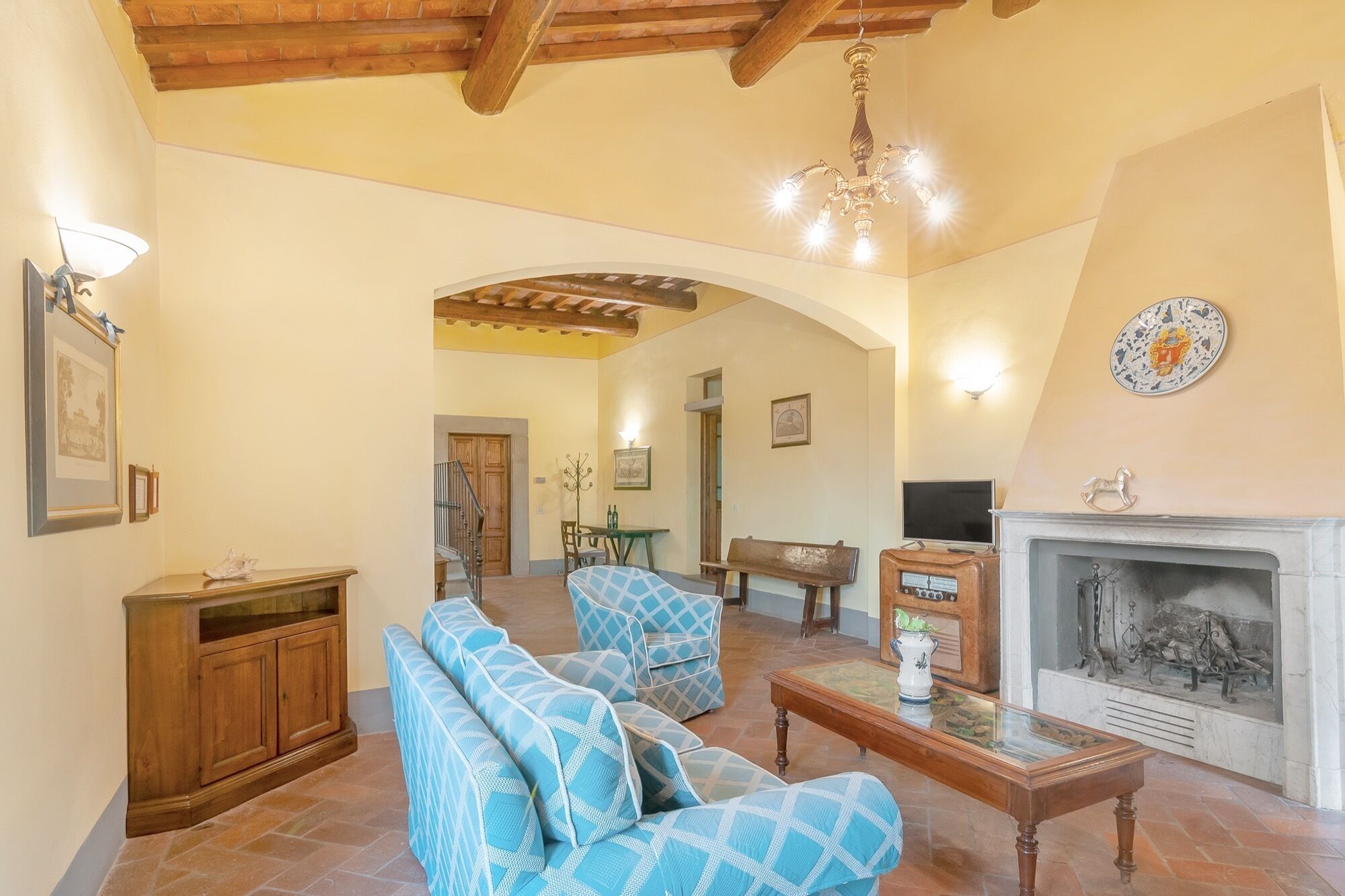 Fernseher, Kamin, Tischtennisplatte