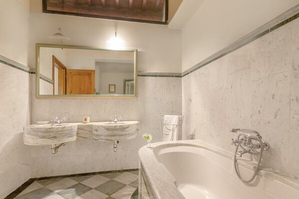 A bathroom with two sinks, a bathtub, and a large mirror. - Apartment 'La Terrazza' with Shared Pool, Private Terrace & Wi-Fi (Montespertoli)