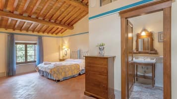 3 makuuhuonetta, silitysrauta/-lauta, ilmainen Wi-Fi, vuodevaatteet