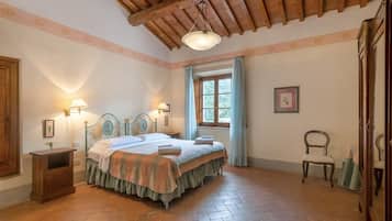 3 makuuhuonetta, silitysrauta/-lauta, ilmainen Wi-Fi, vuodevaatteet