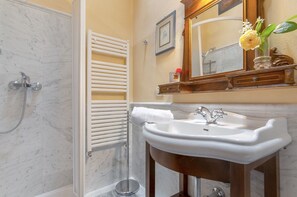 Badewanne, Haartrockner, Handtücher
