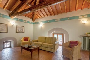 Televisie, een open haard en een tafeltennistafel