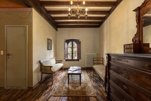 Una televisión, una chimenea, una mesa de tenis de mesa