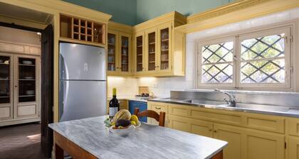 Villa Milani con piscina compartida, terraza privada y Wi-Fi