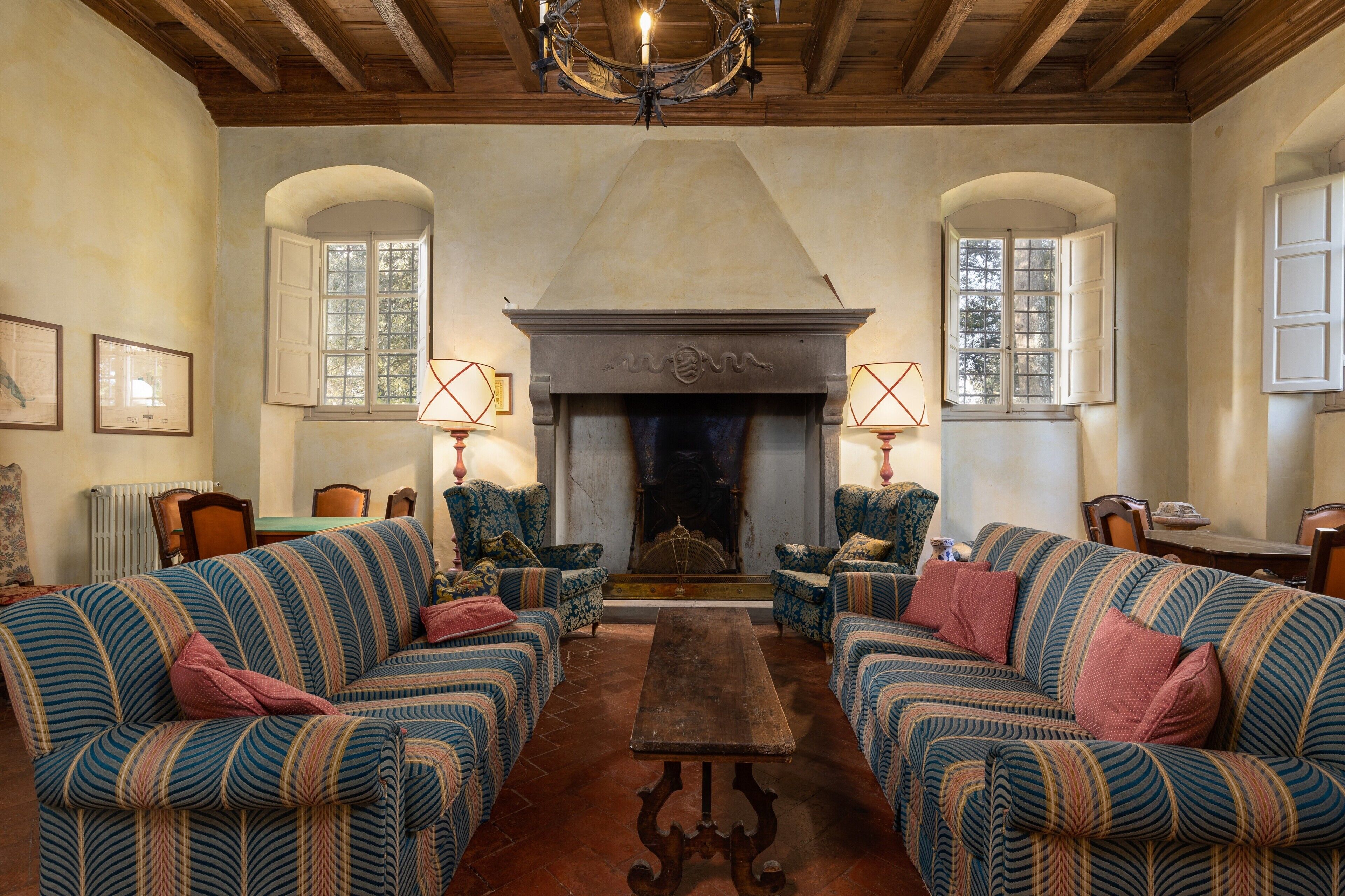 Fernseher, Kamin, Tischtennisplatte