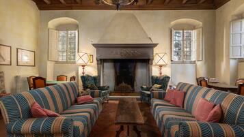 Fernseher, Kamin, Tischtennisplatte