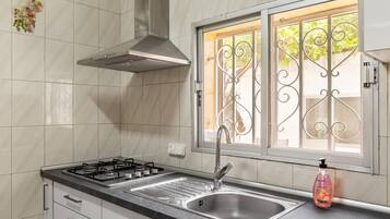 Jääkaappi, mikroaaltouuni, liesi, kahvin-/teenkeitin