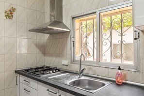 Kühlschrank, Mikrowelle, Herdplatte, Wasserkocher mit Kaffee-/Teezubehör