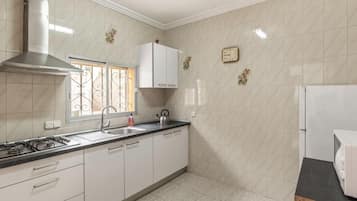 Geladeira, micro-ondas, cooktop, cafeteira/chaleira