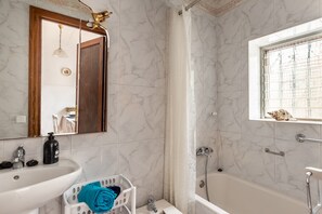 Badekar, hårtørrer, håndklæder