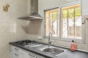 Réfrigérateur, micro-ondes, plaque de cuisson, cafetière/bouilloire