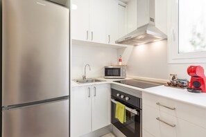 Frigorifero, microonde, forno, piano cottura