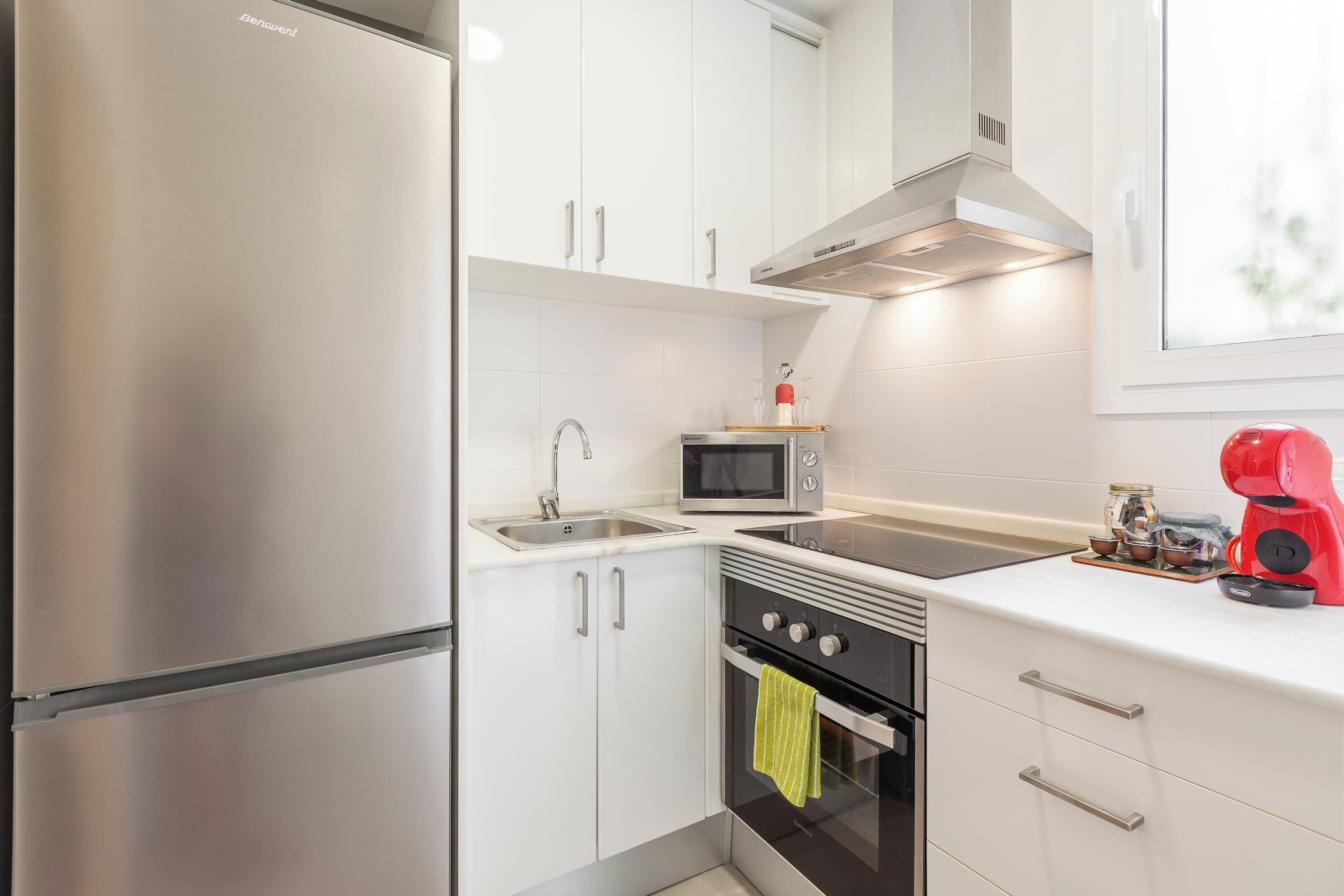 Een koelkast, een magnetron, een oven, een kookplaat