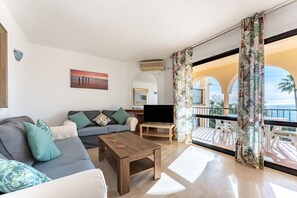 Una televisión, un reproductor de DVD, un reproductor estéreo