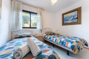 2 室のベッドルーム、アイロン / アイロン台、WiFi (無料)、ベッドシーツ